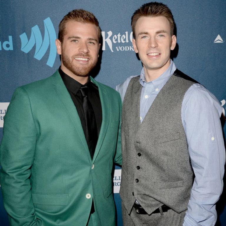 scott evans with his brother chris evans in a movie premier