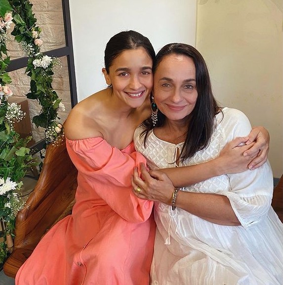 Alia bhatt hugging her mother Soni Razdaan