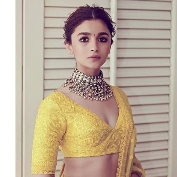 Alia bhatt is looking glamorous in yellow saree