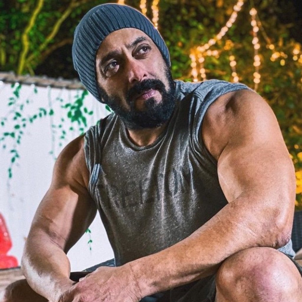 salman khan showing biceps 